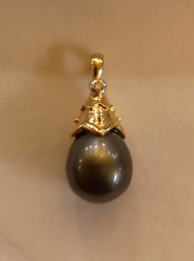 Pendentif En Or Jaune Carats Et Perle Noire De Tahiti Achat Or En